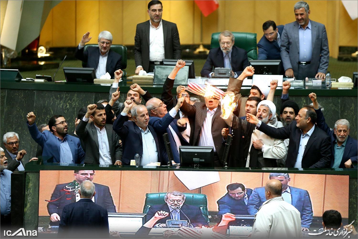 بجای سوزاندن پرچم و مرگ بر این و آن گفتن، با دشمن اصلی بجنگیم/دشمن درون ماست که فساد را تا حلقوم ما بالا برده/استقلال‌طلبی، ناسزاگوئی و شعار نیست/برای نابودی خود احتیاج به دشمن نداریم